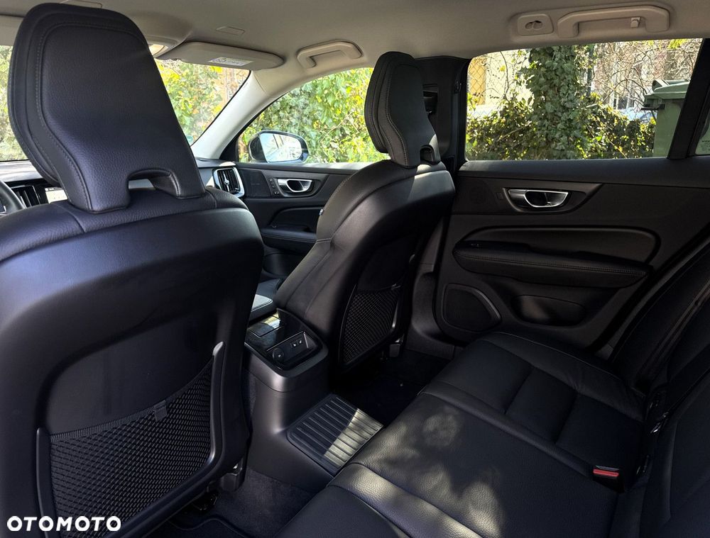 Volvo V60 T8 AWD Plus Dark - 26