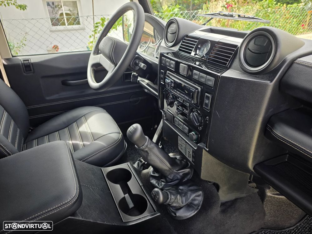 Land Rover Defender 90 2.4 CRD S - 41