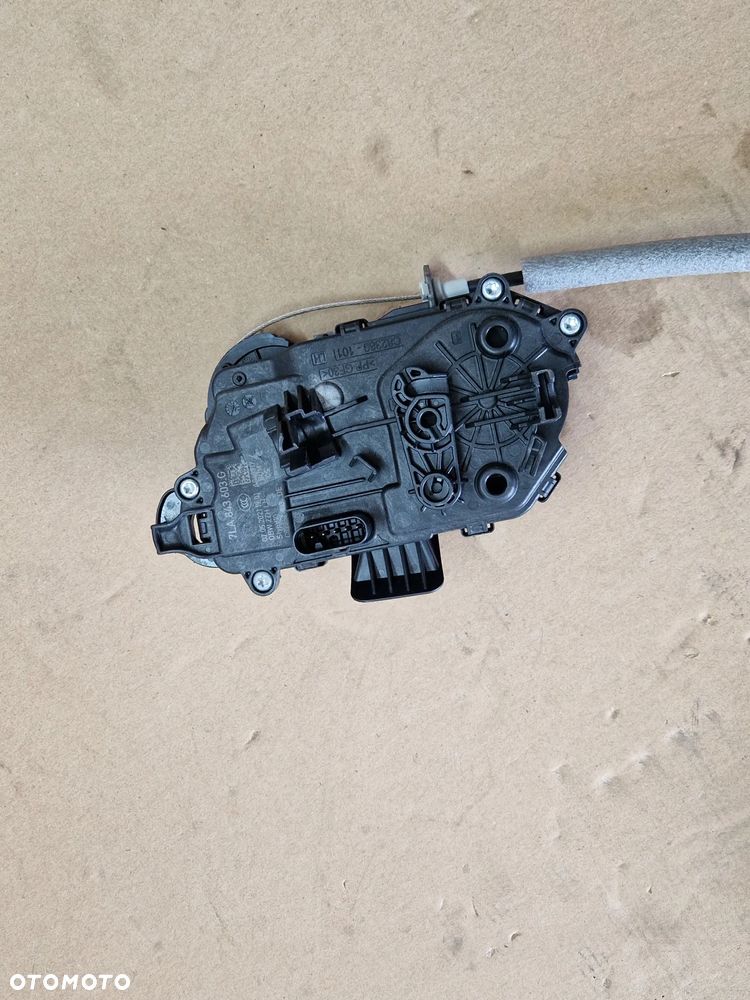ZAMEK DRZWI LEWY VW T6.1 7LA843603G 7LA843745 - 10
