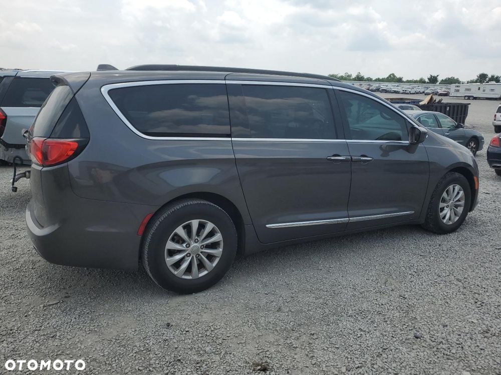 Chrysler Pacifica - 4