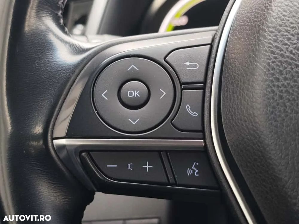 Toyota Camry 2.5 Hybrid Business - 25