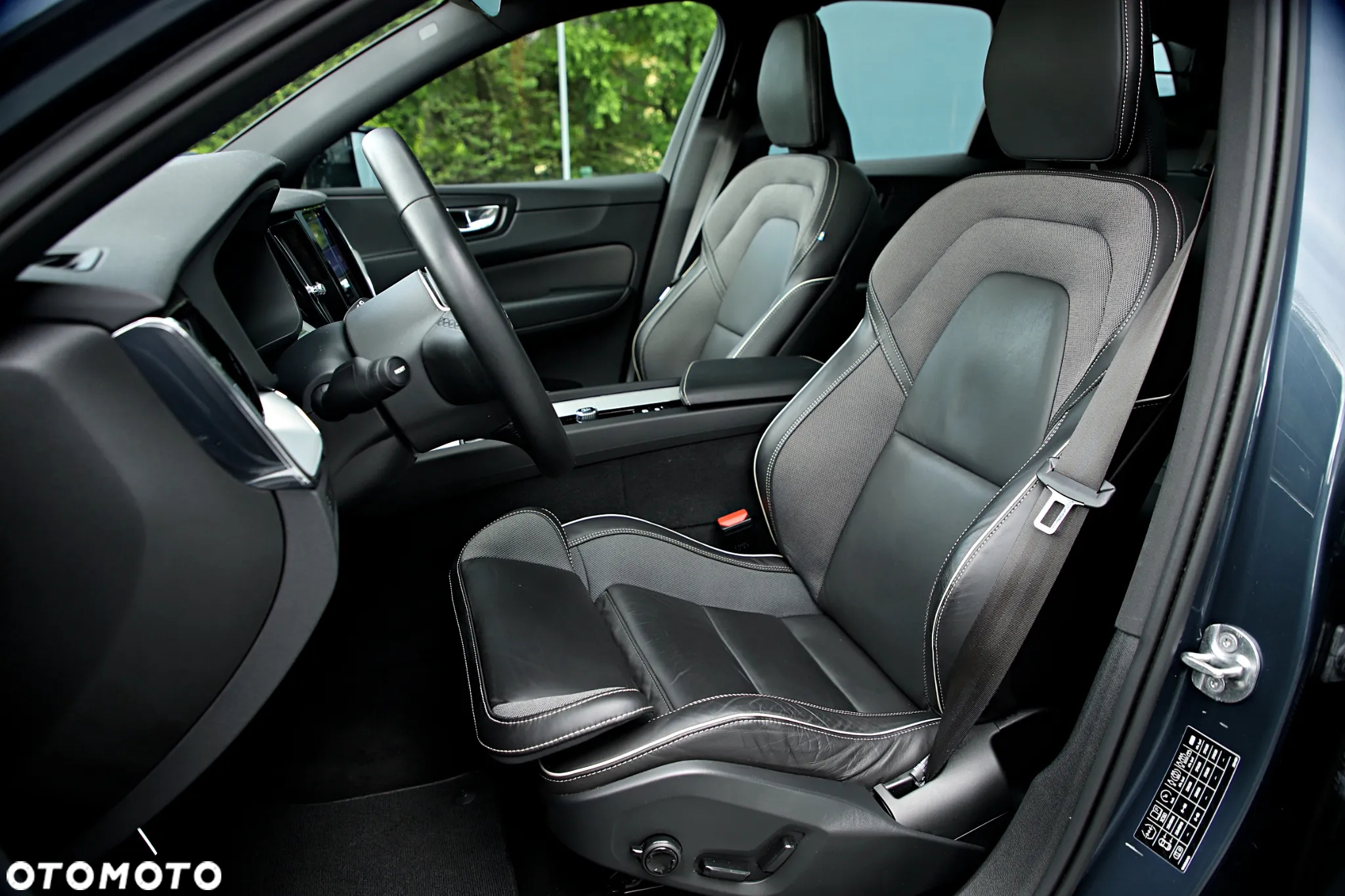 Volvo XC 60 T8 Plug-In Hybrid AWD R-Design - 18