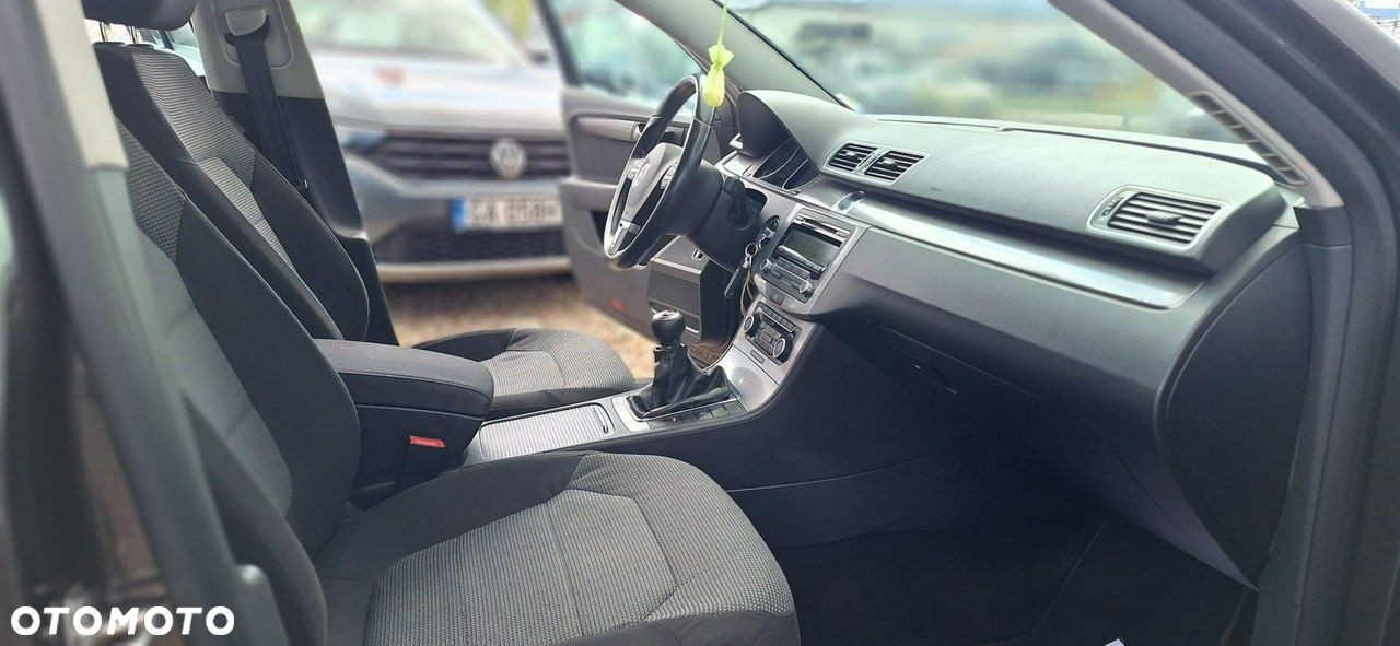 Volkswagen Passat - 11