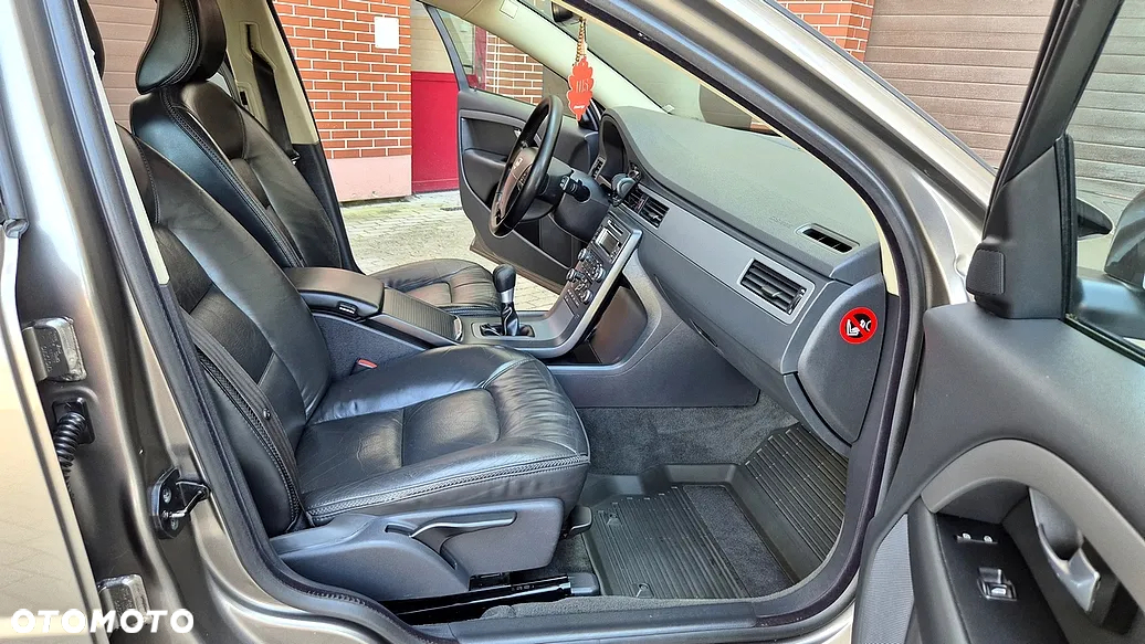 Volvo XC 70 D5 AWD Momentum - 6