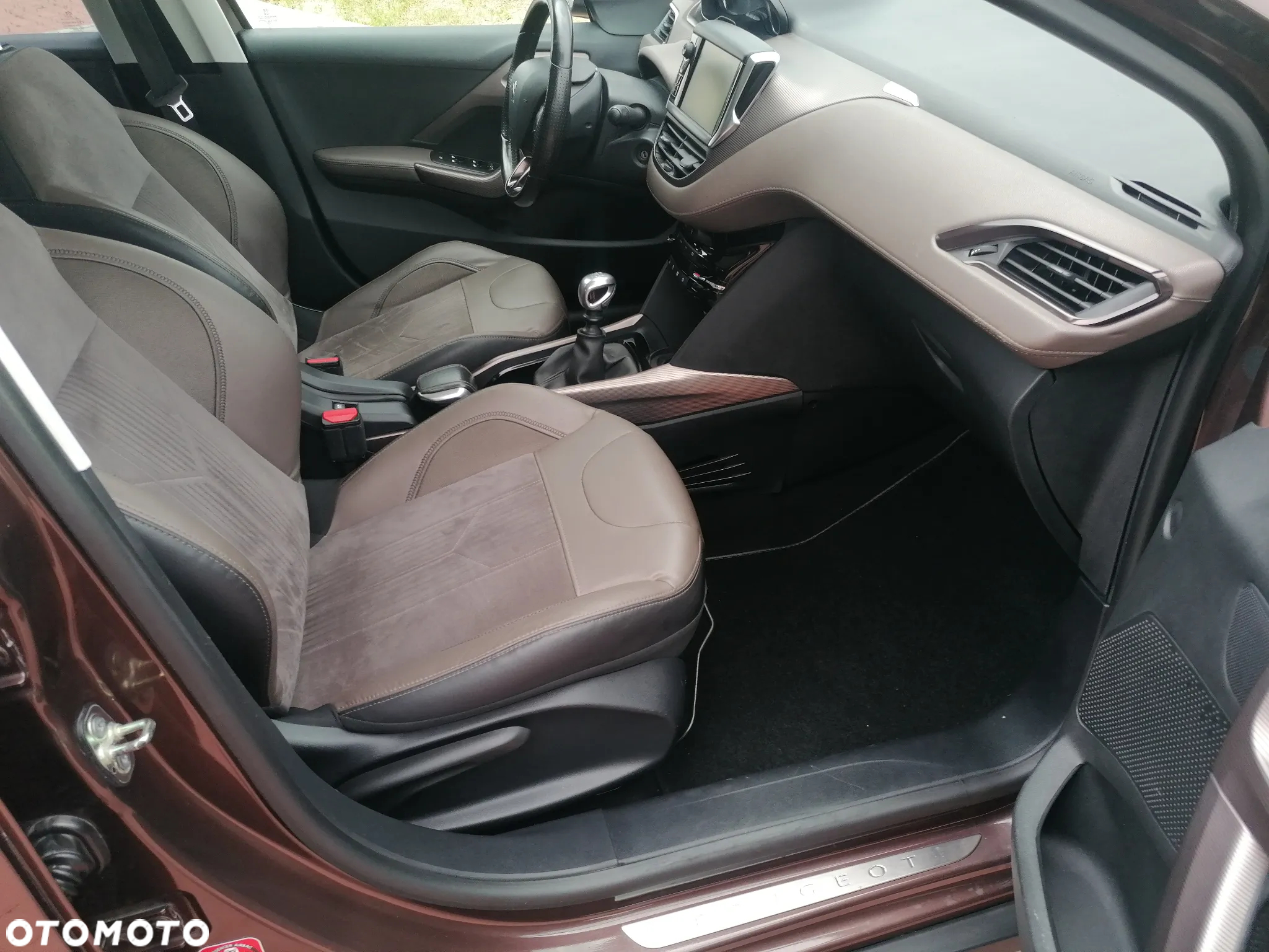 Peugeot 2008 1.6 e-HDi Allure S&S - 11