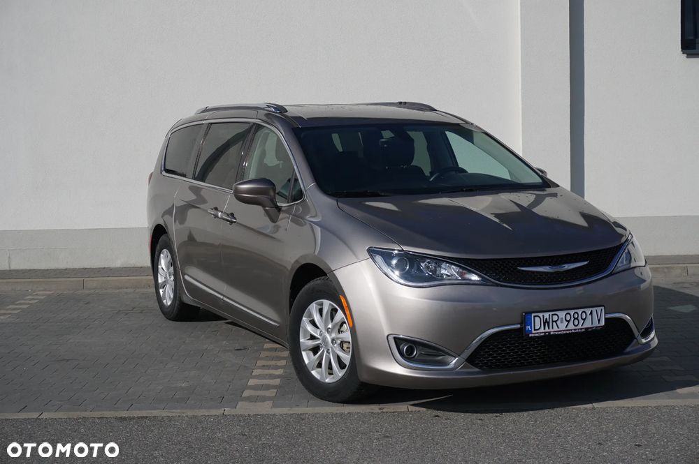 Chrysler Pacifica - 1