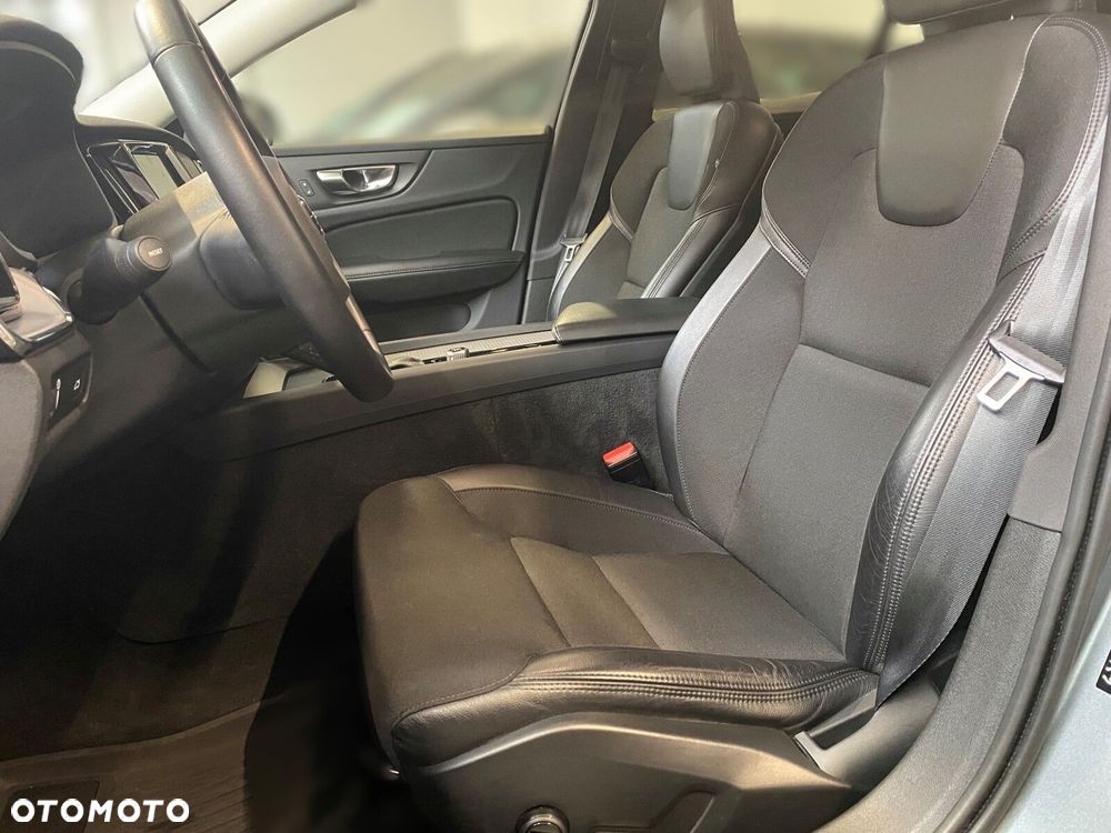 Volvo V60 T5 Momentum Pro - 11