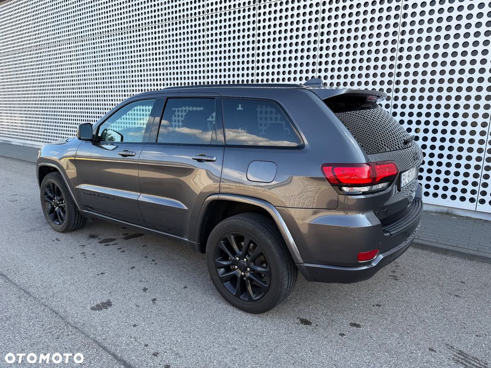 Jeep Grand Cherokee - 24