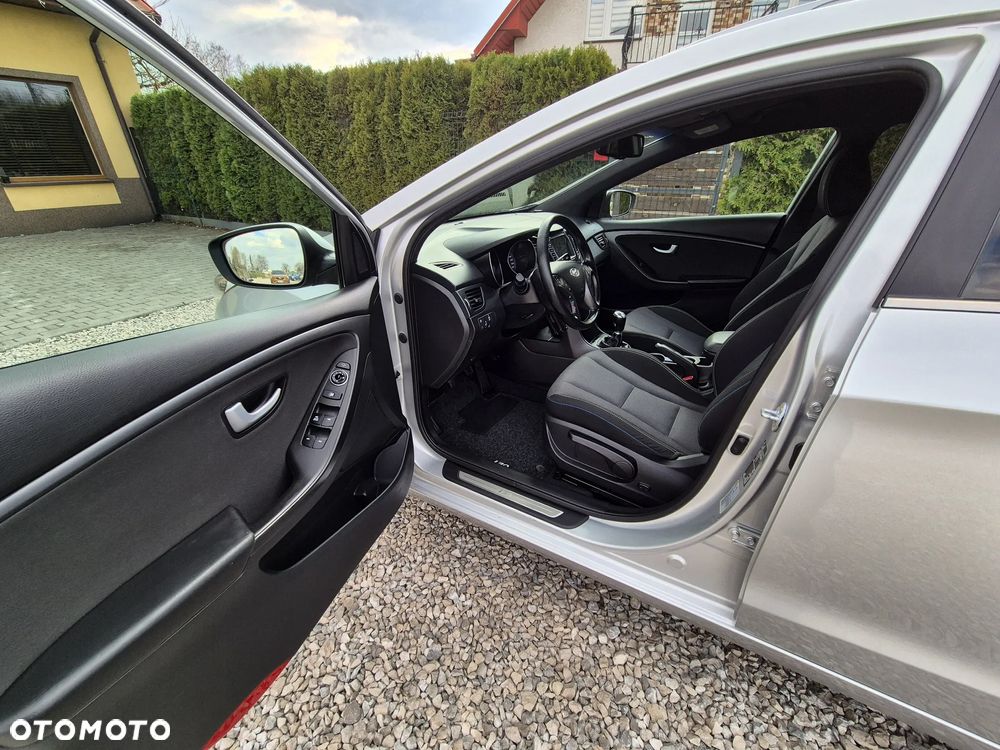 Hyundai i30 blue Kombi 1.6 GDi Passion - 23