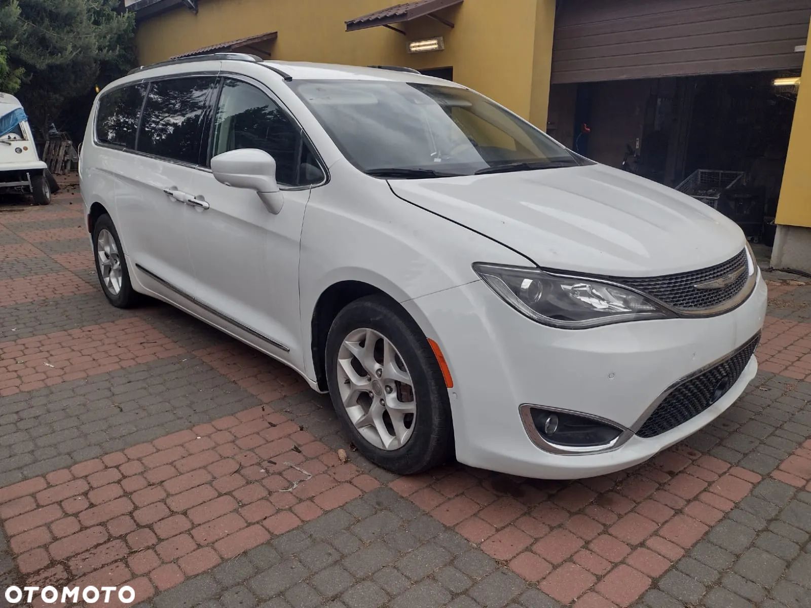 Chrysler Pacifica - 1