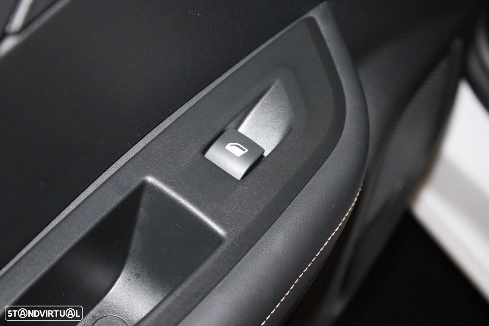 Peugeot e-2008 54 kWh Allure - 33