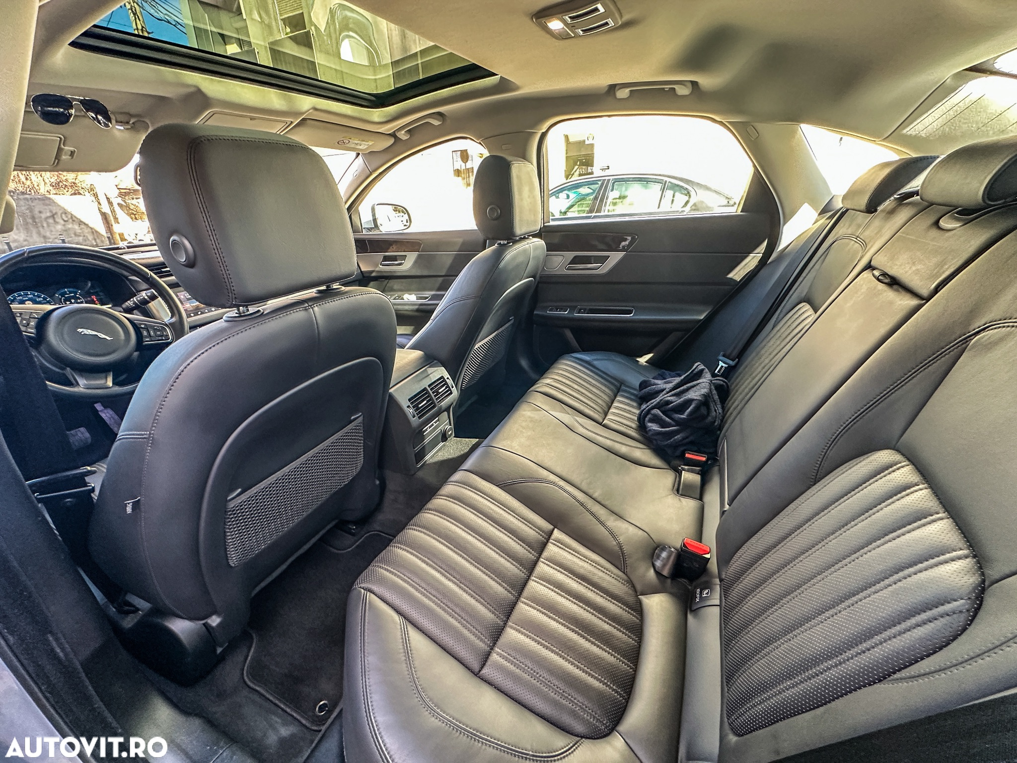 Jaguar XF 20d RWD Portfolio - 6