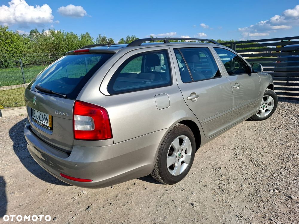 Skoda Octavia 1.6 Combi Style - 8
