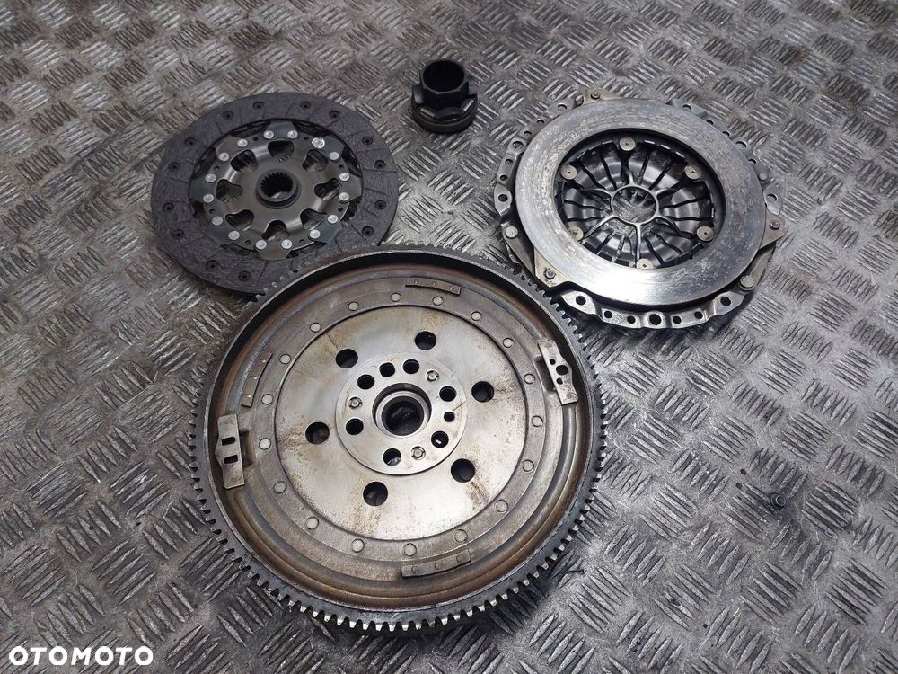KOŁO DWUMASOWE + TARCZA + DOCISK + ŁOŻYSKO OPOROWE BMW E91 2.0 16V 7560876 - 7