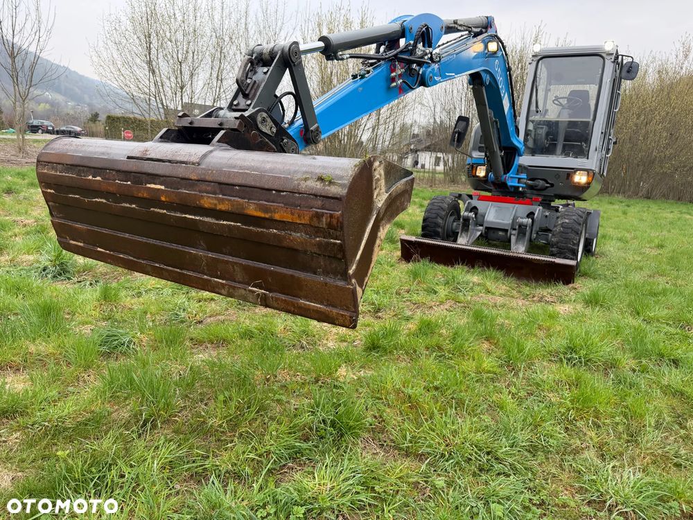 Wacker Neuson 6503 Koparka Kołowa 7ton. Nowe Podwójne Opony z felgami dodatkowe! Niski Przebieg. Maszyna w Bardzo ładnym Stanie. Pochodzi z Komuny Norweskiej. Silnik YANMAR 65KM. Zero luzów wycieków 2 łyżki Okazja. Maszyna pracowała sporadycznie przy lekkich pracach publicznych. Zero zużycia. Dekra 2026r Dokumentacja. Stabilizatory. Zamki na tłokach. 3 sekcje Hydrauliczne. Szybka wolna Jazda. Silnik YANMAR - 33