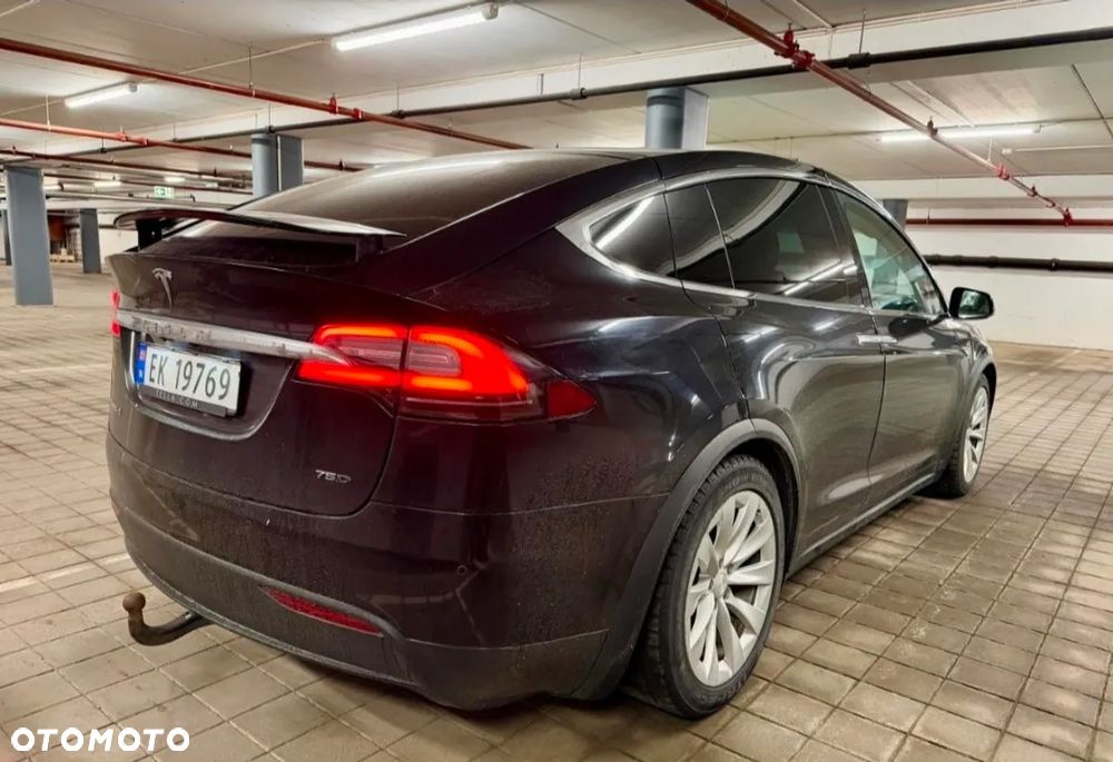 Tesla Model X - 5
