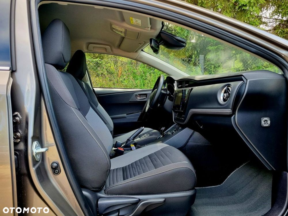Toyota Auris Hybrid 135 Selection - 11