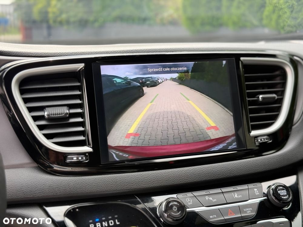Chrysler Pacifica - 17