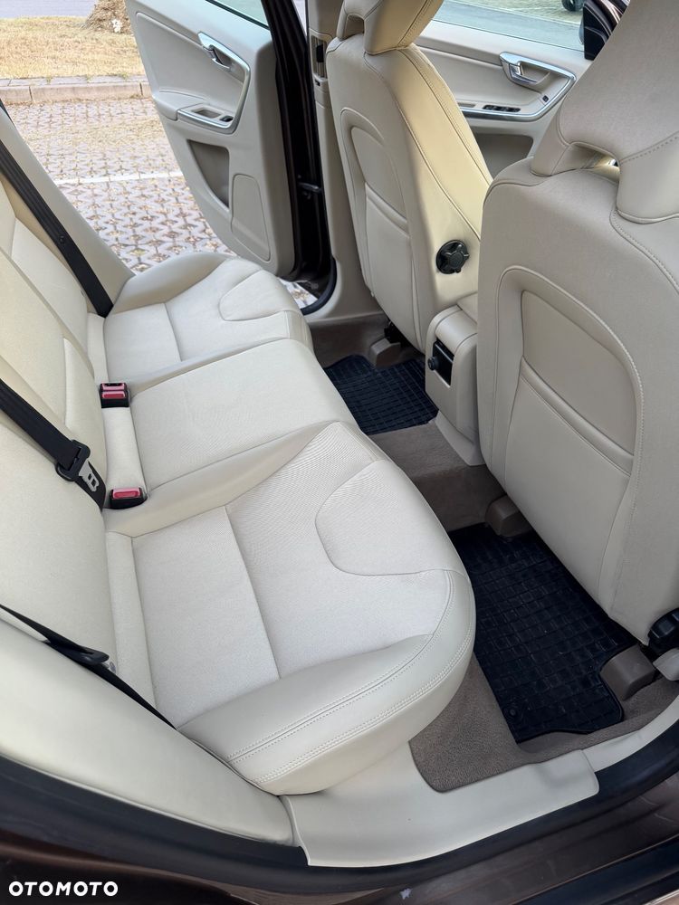 Volvo XC 60 2.4D AWD Kinetic - 13