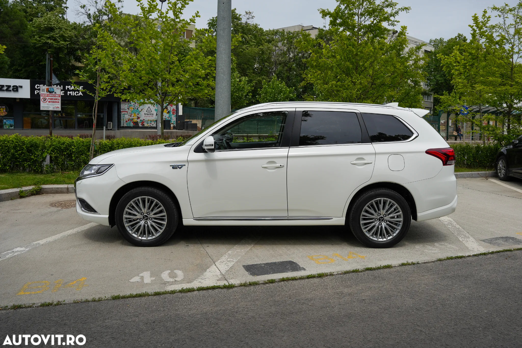 Mitsubishi Outlander PHEV 2.4 L 4X4 Invite - 4