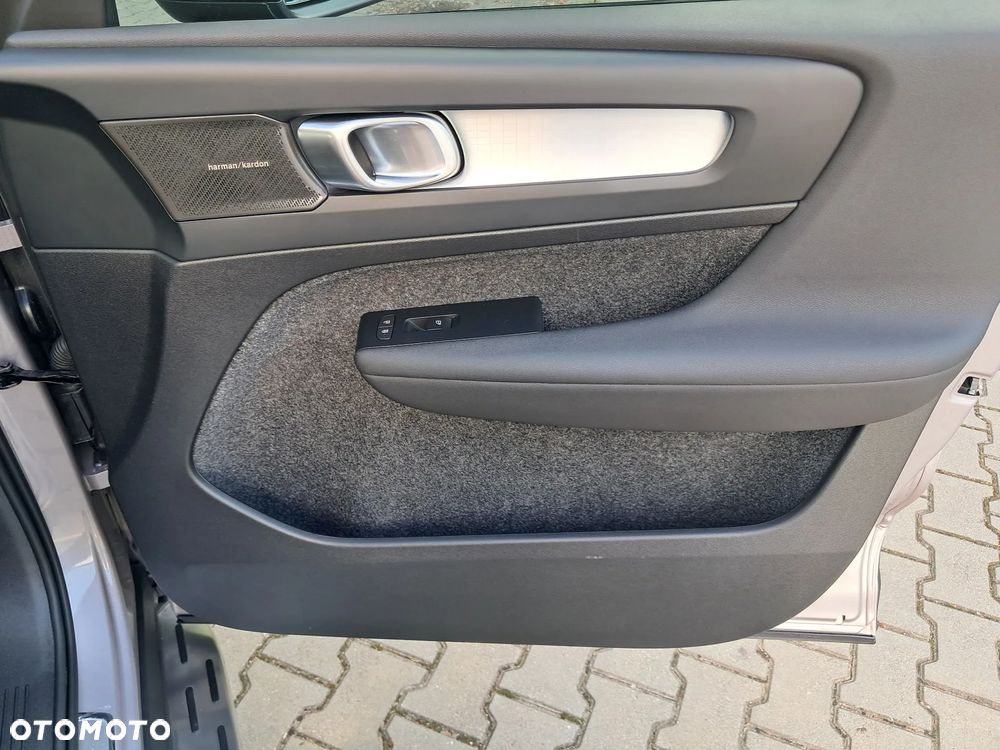 Volvo XC 40 B3 Plus Dark - 24