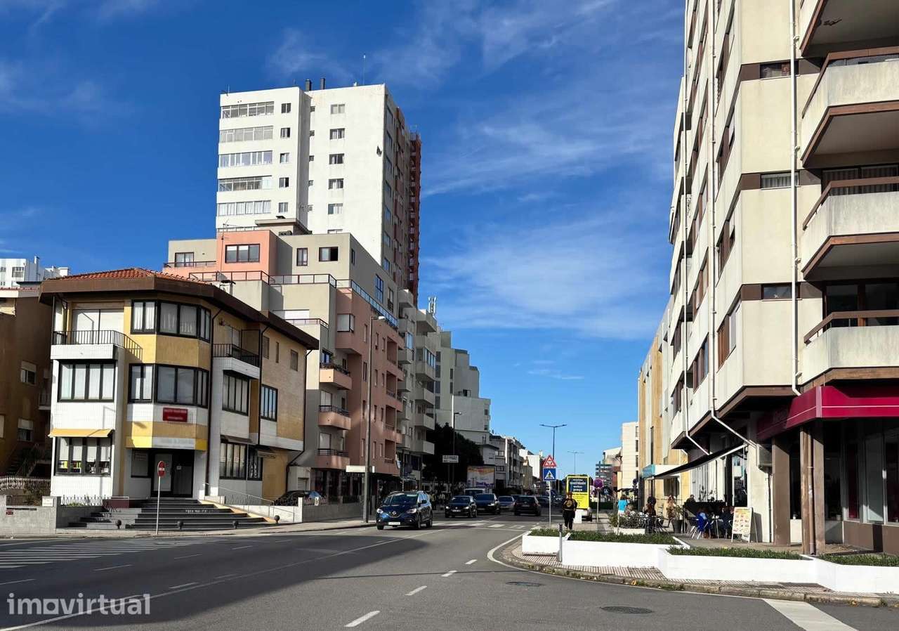 Arrendo loja de gaveto no centro da Póvoa de Varzim - Grande imagem: 2/5