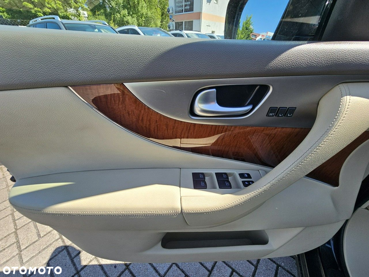 Infiniti QX70 - 29