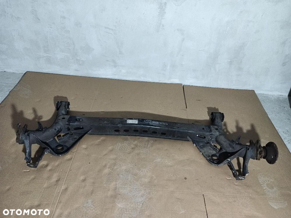 BELKA OŚ TYŁ TYLNA SKODA OCTAVIA III KOMBI 5Q0501115 - 1