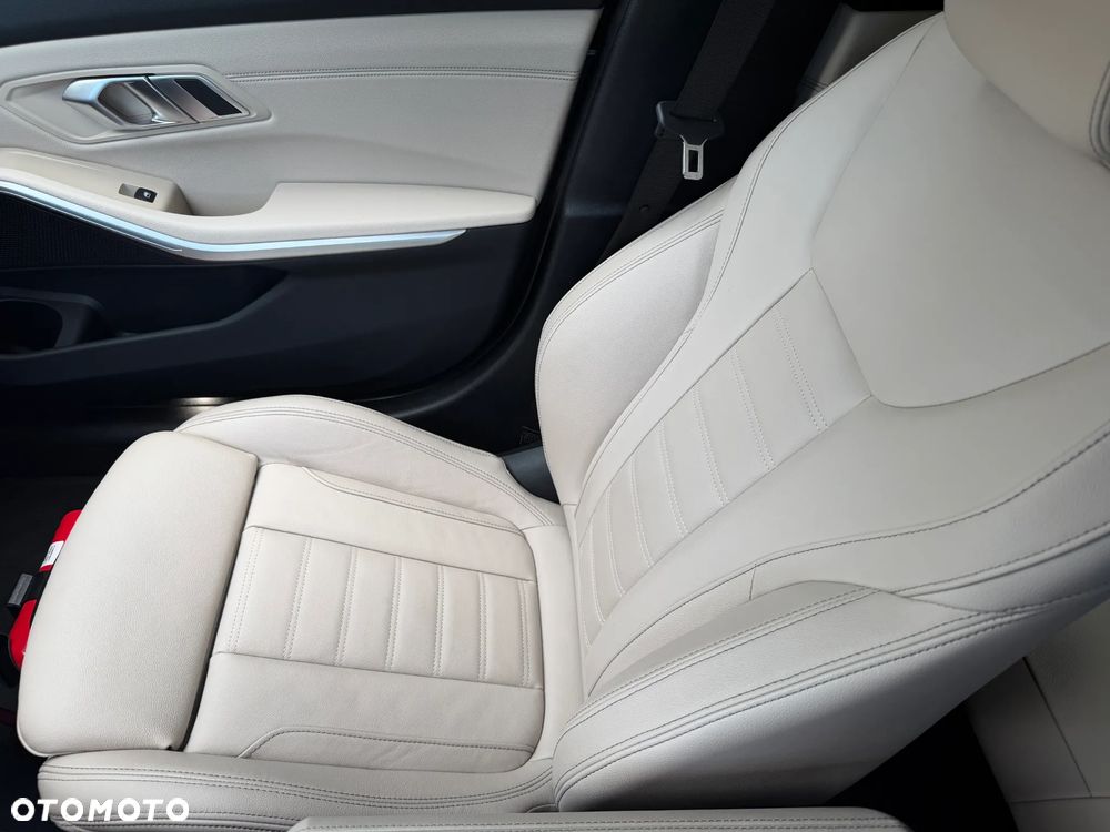 BMW Seria 3 330e Luxury Line sport - 30