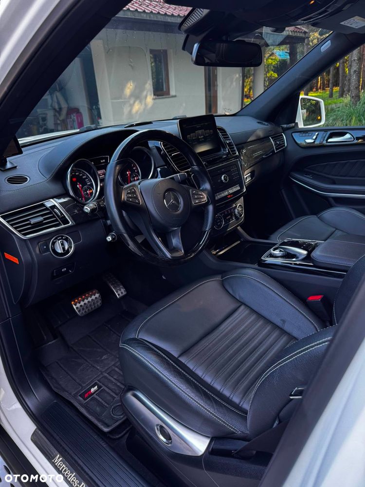 Mercedes-Benz GLS - 12