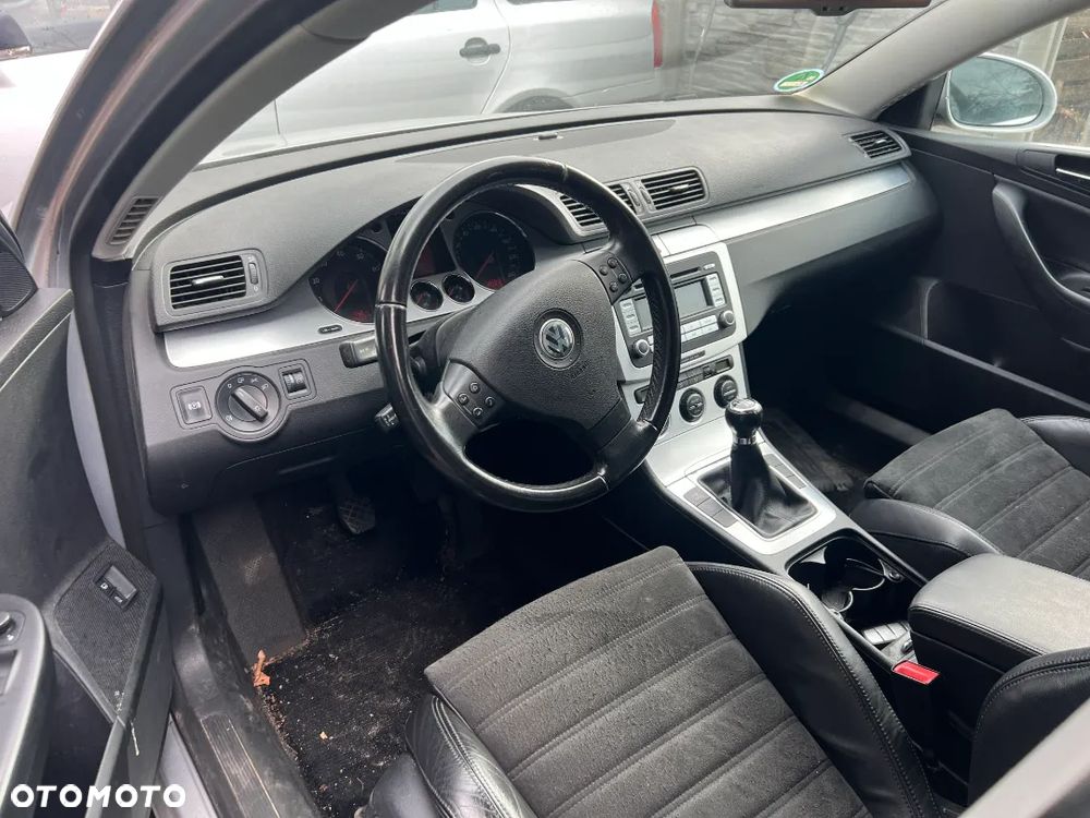 DESKA KONSOLA KOKPIT PODUSZKA PASY VW PASSAT B6 - 1