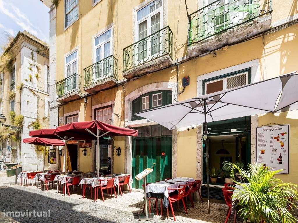 Prédio pombalino no Bairro Alto, no centro de Lisboa - Grande imagem: 2/23