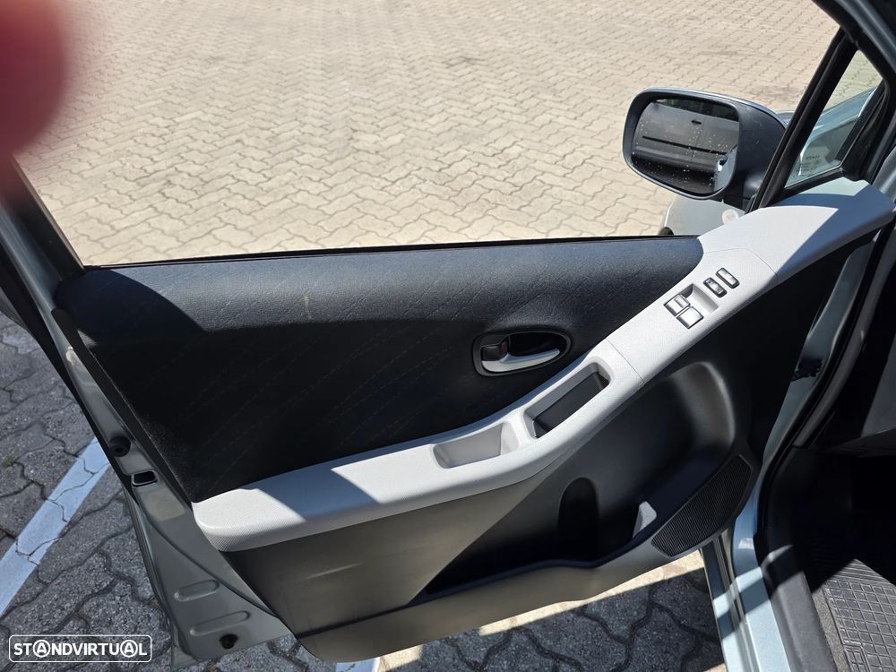 Toyota Yaris 1.0 VVT-i AC - 10