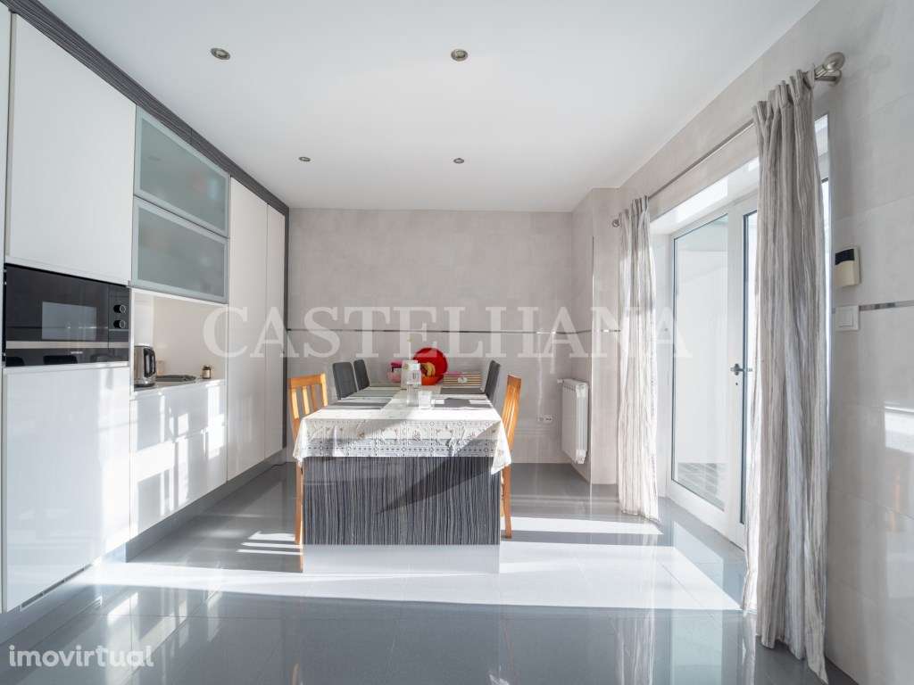 Moradia T4+1 com jardim, terraços e garagem privada, próxima a Mari... - Grande imagem: 5/48