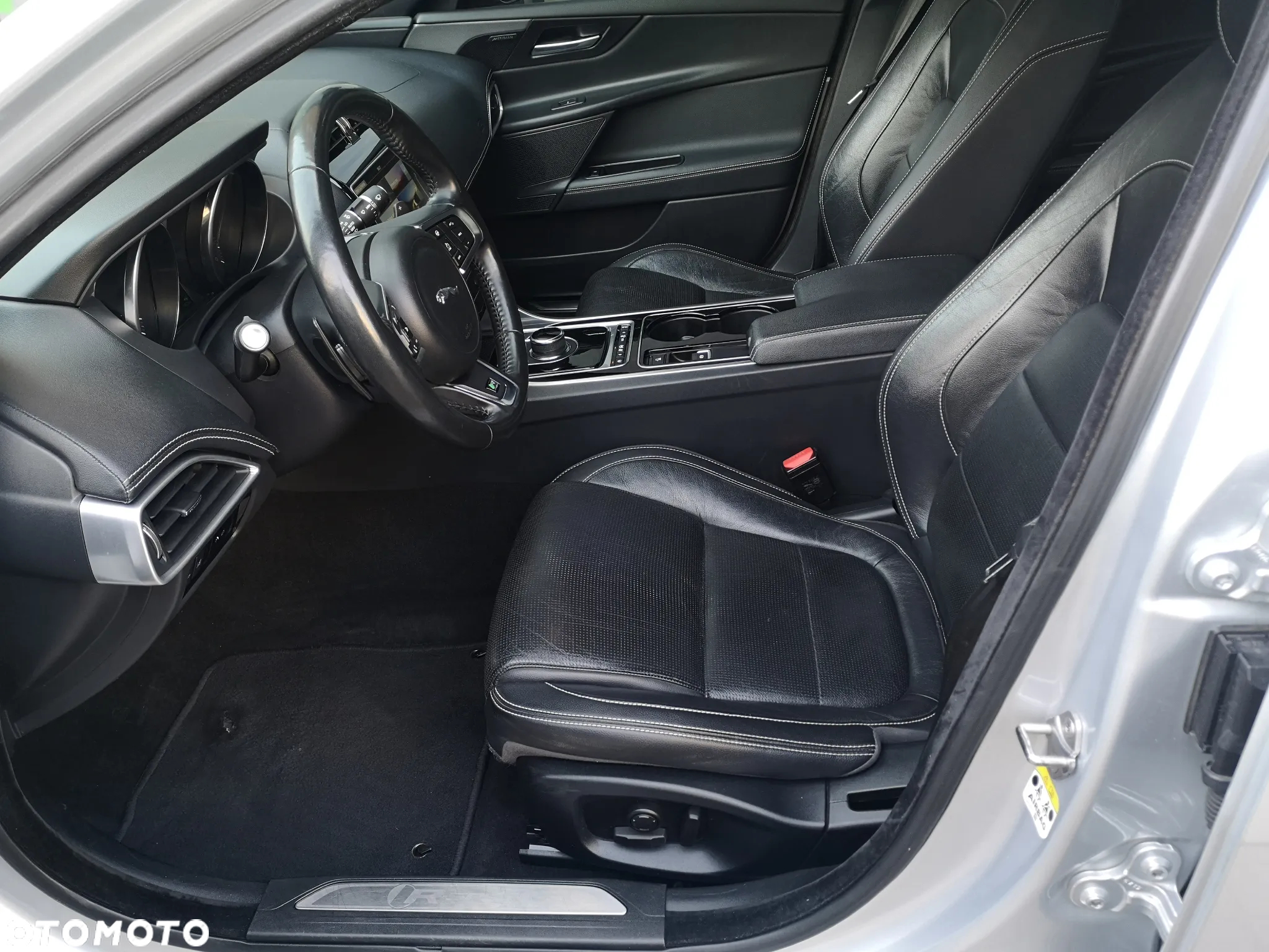 Jaguar XE 2.0 D R-Sport - 19