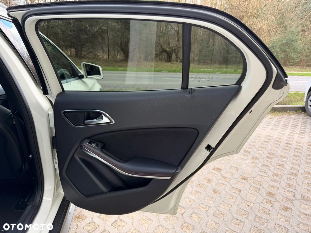 Mercedes-Benz GLA 200 7G-DCT AMG Line - 26