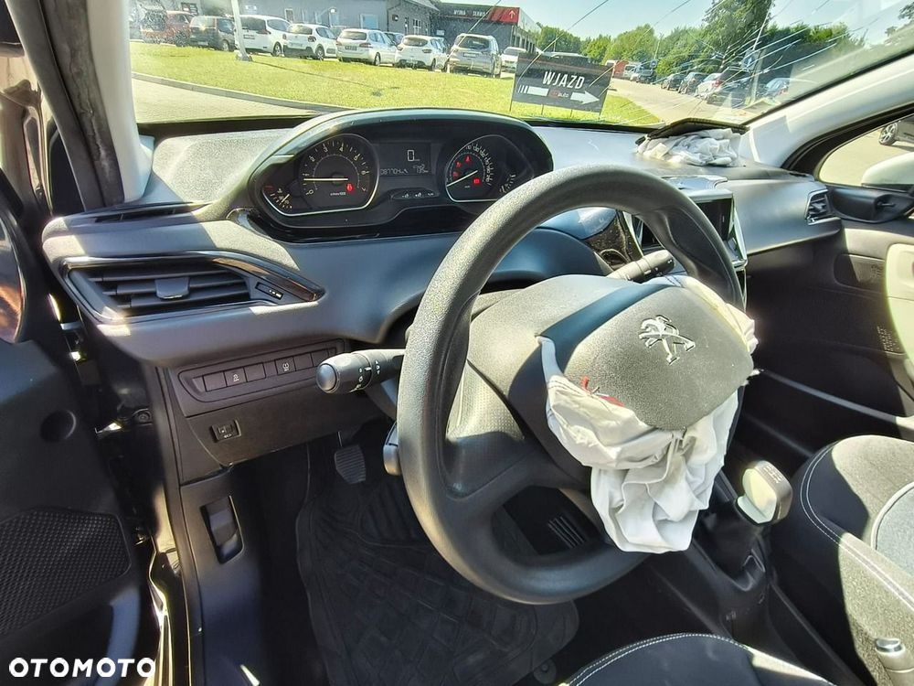 Peugeot 208 - 10