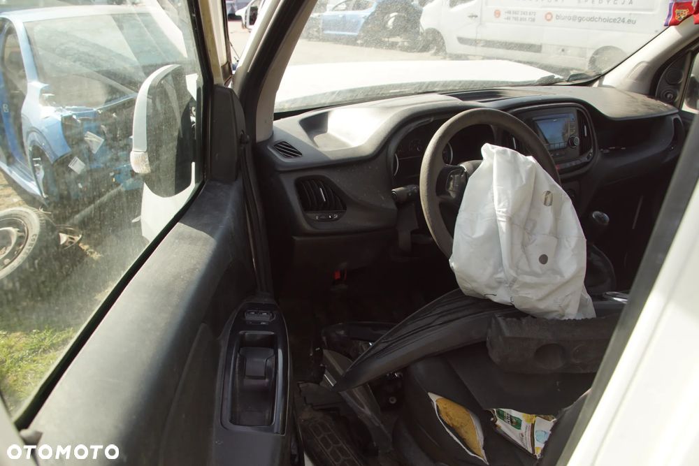Auto na części - Fiat Doblo II Lift 1.3 MultiJet 90 KM 263A2000 C510 249 2016R Silnik Skrzynia Drzwi Błotnik Zderzak Lampa Klamka Lusterko Szyba Deska Kokpit Sterownik Moduł Czujnik Licznik Wyświetlacz Panel Kierownica - 9