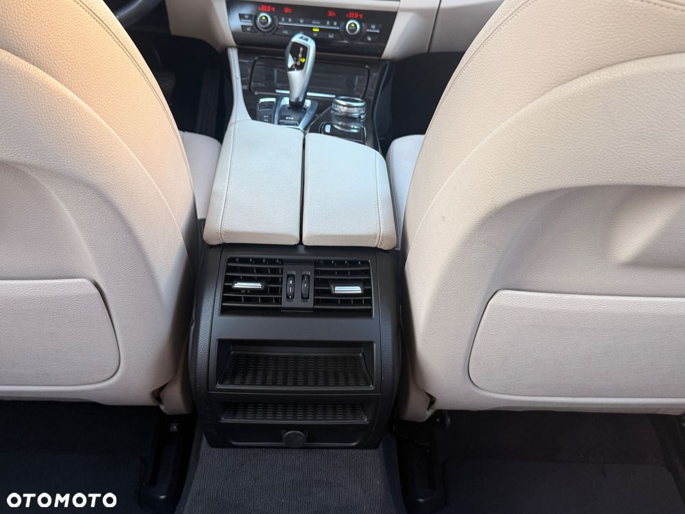 BMW Seria 5 528i xDrive Sport-Aut Luxury Line - 26