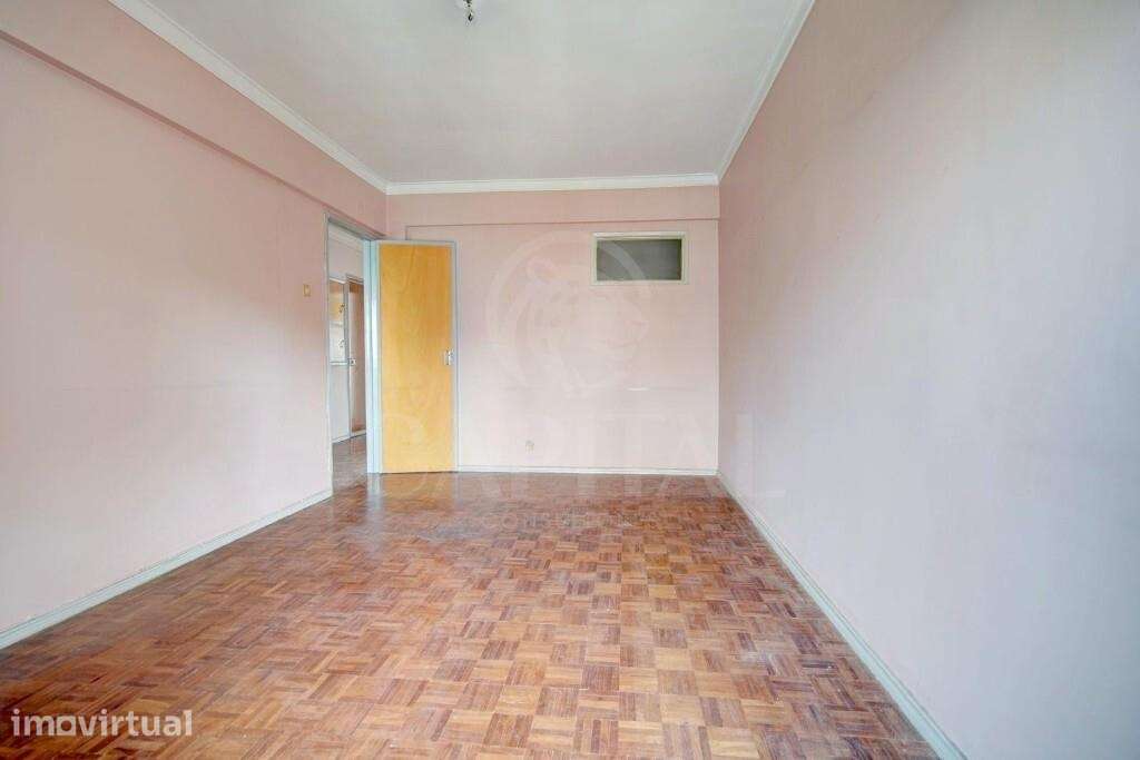 T2 com varandas na Bobadela com excelente potencial de remodelação - Grande imagem: 5/24