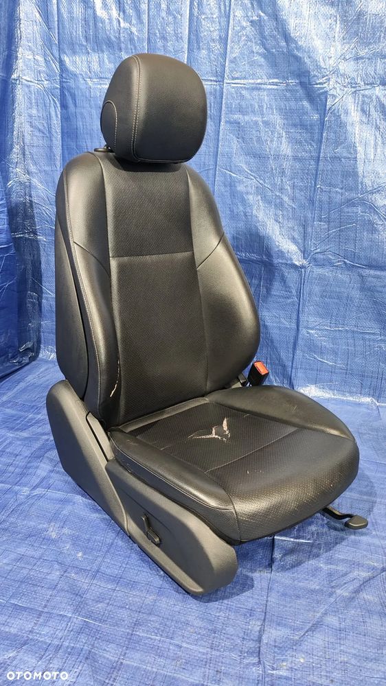 FOTEL PRAWY PRZÓD EKO SKÓRA EKOSKÓRA CZARNA PERFOROWANA GRZANY OSŁONA PRZEŁĄCZNIK PANEL ZAGŁÓWEK AIRBAG PODUSZKA MERCEDES W205 - 1