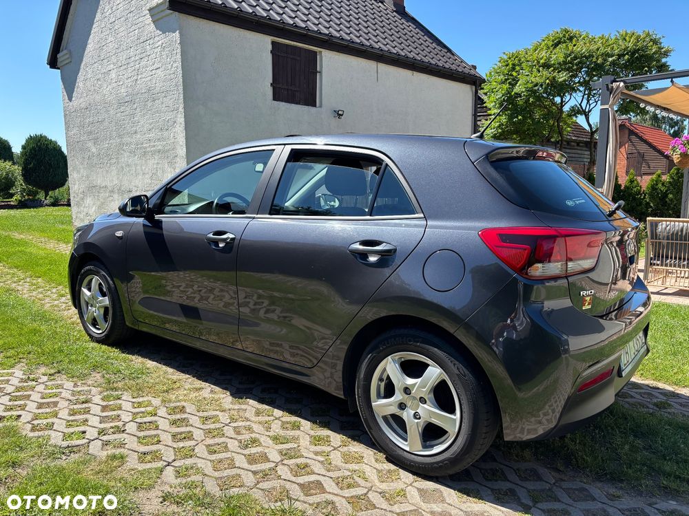 Kia Rio 1.2 L - 6