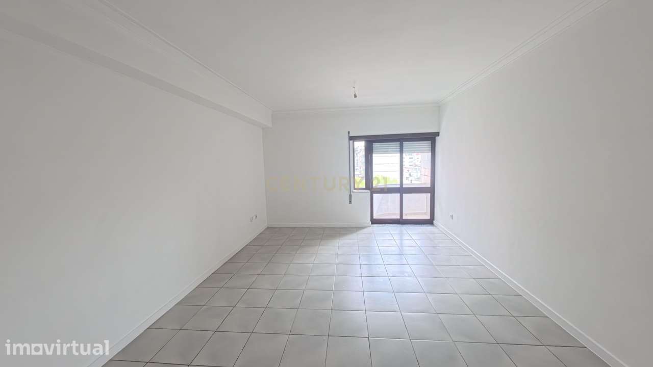 T2 com Potencial Único no centro de Viseu - Habitação Própria + Sótão - Grande imagem: 4/11