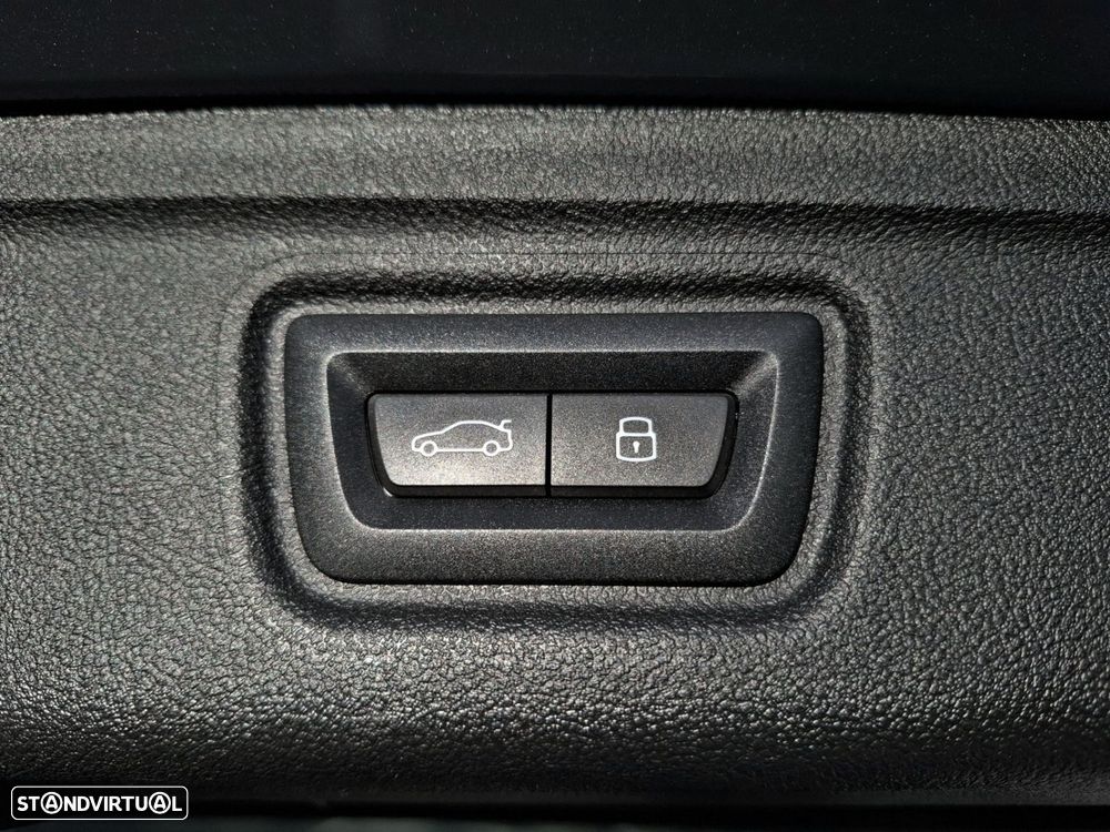 BMW 320 d Pack Desportivo M Auto - 26