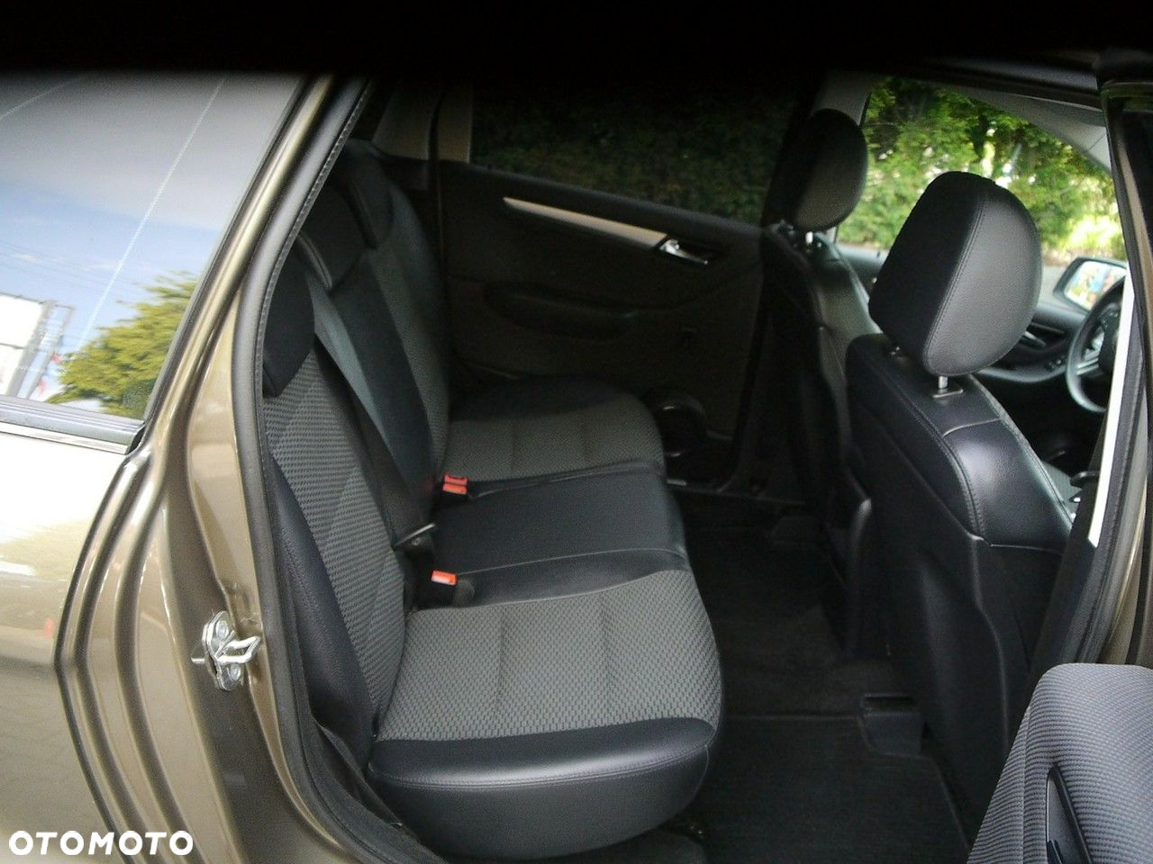 Mercedes-Benz Klasa B 180 BlueEFFICIENCY SPORT EDITION - 27