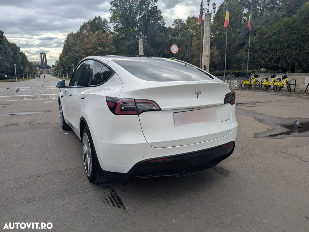 Tesla Model Y - 6