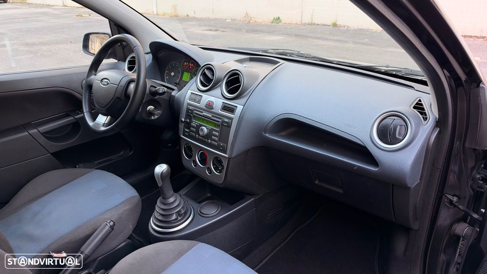 Ford Fiesta 1.25 Ghia - 32