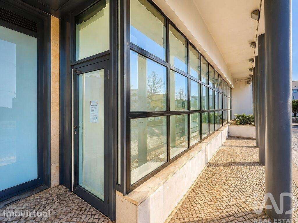 Loja / Estabelecimento Comercial em Arrifana de 397,00 m2 - Grande imagem: 2/22