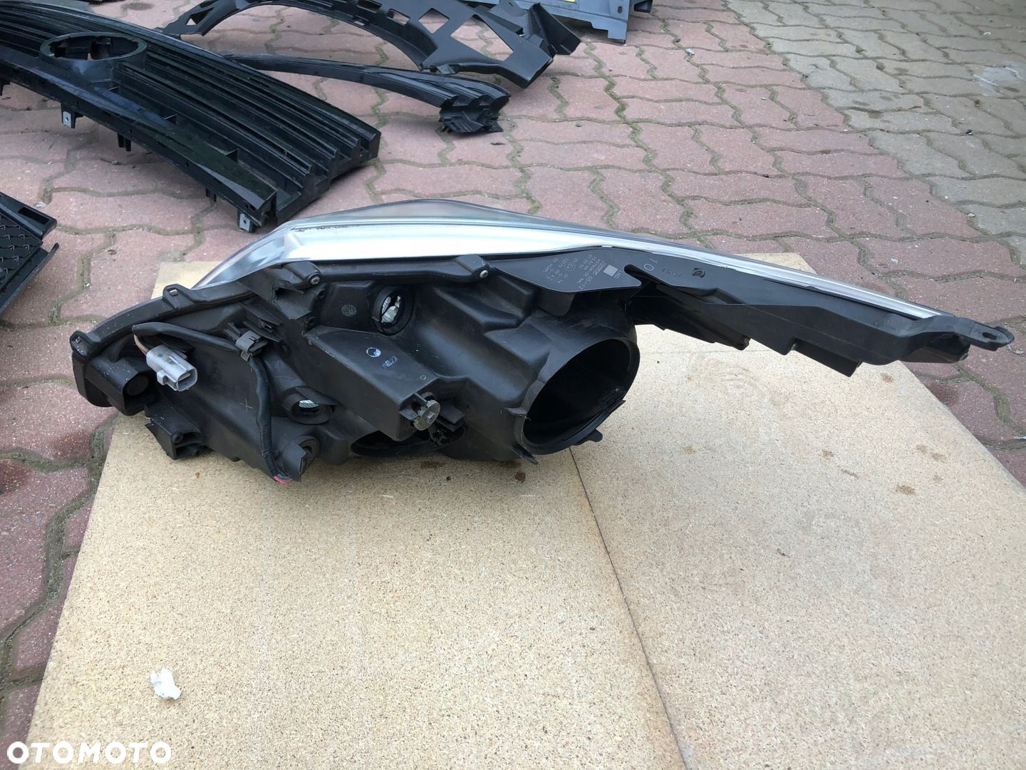 LAMPA PRAWA REFLEKTOR TOYOTA AVENSIS T27 09- - 2