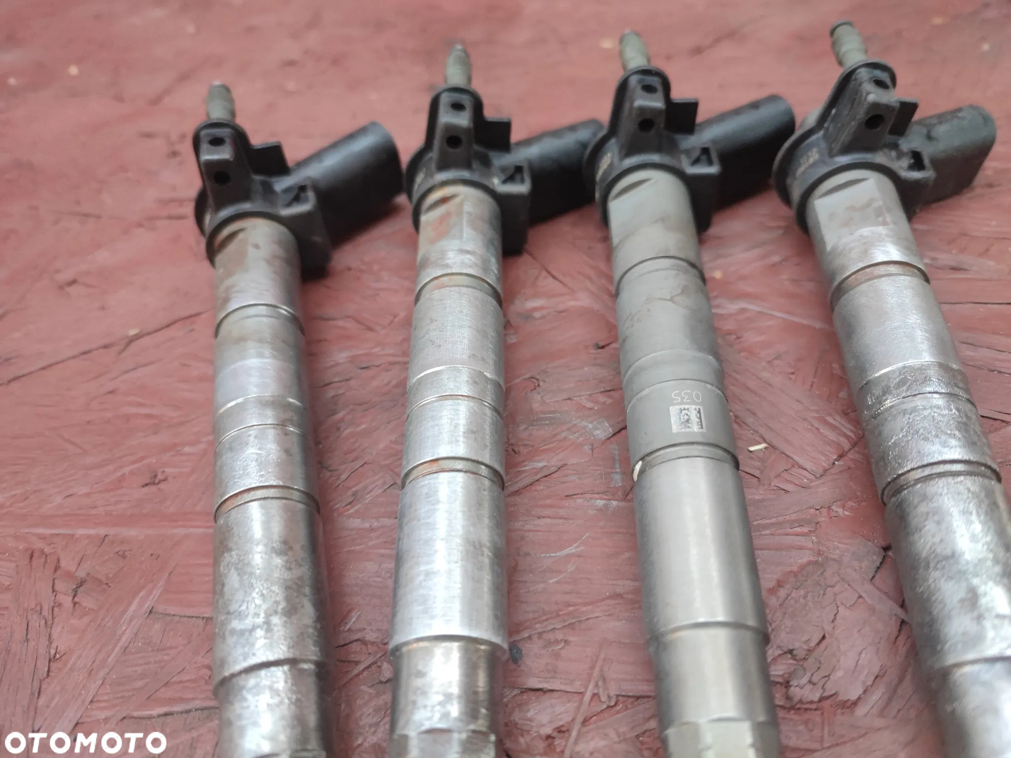 BMW E60LCI / E81 / E82 / E88 / E87 / E90 / E91LCI / E92 / E93 ORYGINALNY WTRYSKIWACZ PALIWA PIEZO / WTRYSKI KOMPLET 4 SZTUKI PIEZO-ELEKTRYCZNYCH DO SILNIKÓW GAMY N47D20 177KM DIESLA O NR. 13 53 7 797 877 - 05 ( 60 ) SPRAWNE W 100% - 10